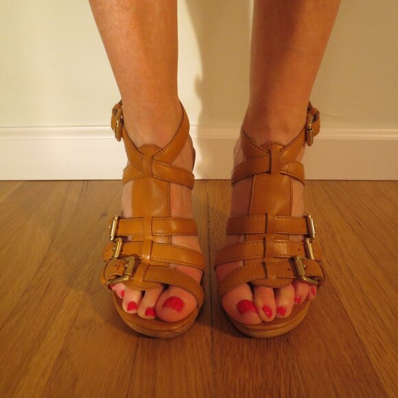 Last Chance MICHAEL by MICHEAL KORS Tan Leather Buckle Wood Base High Heels - Picture 2 of 9